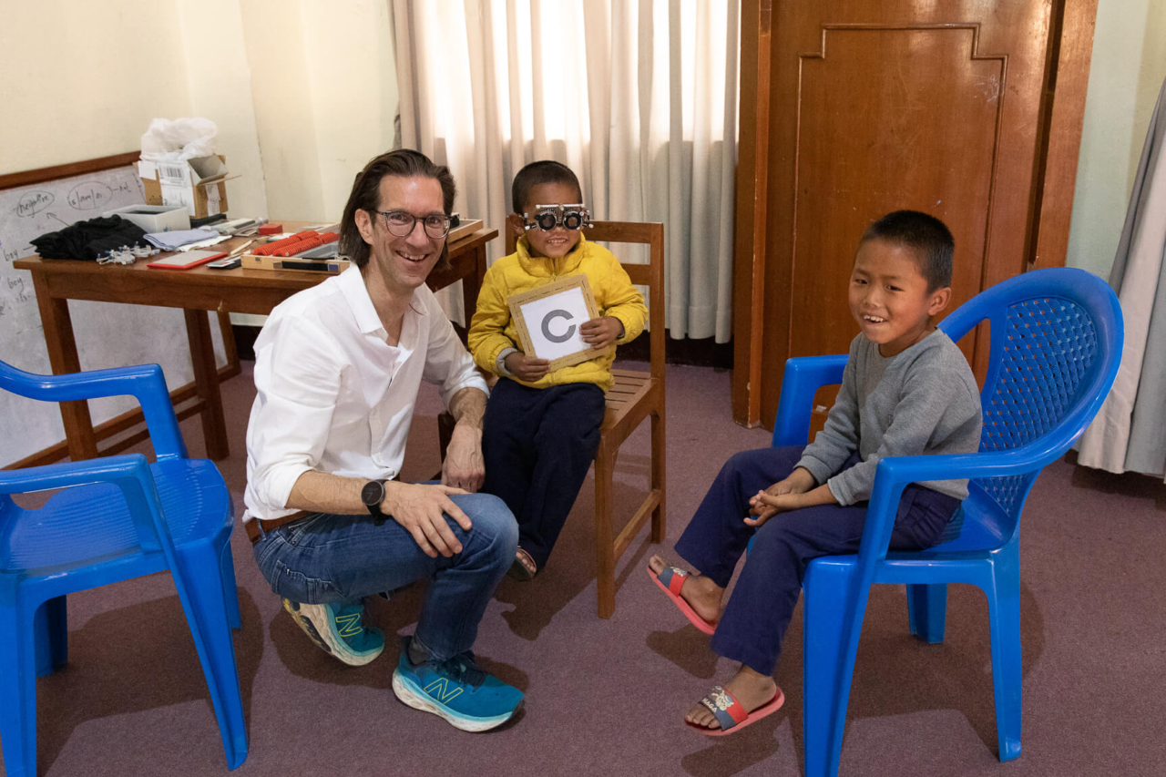 Brillen für Schulkinder in Nepal
